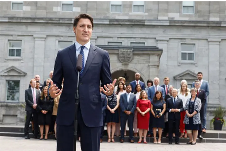 پیاده شدن نیمی از کابینه ترودو از لیموزین هایشان